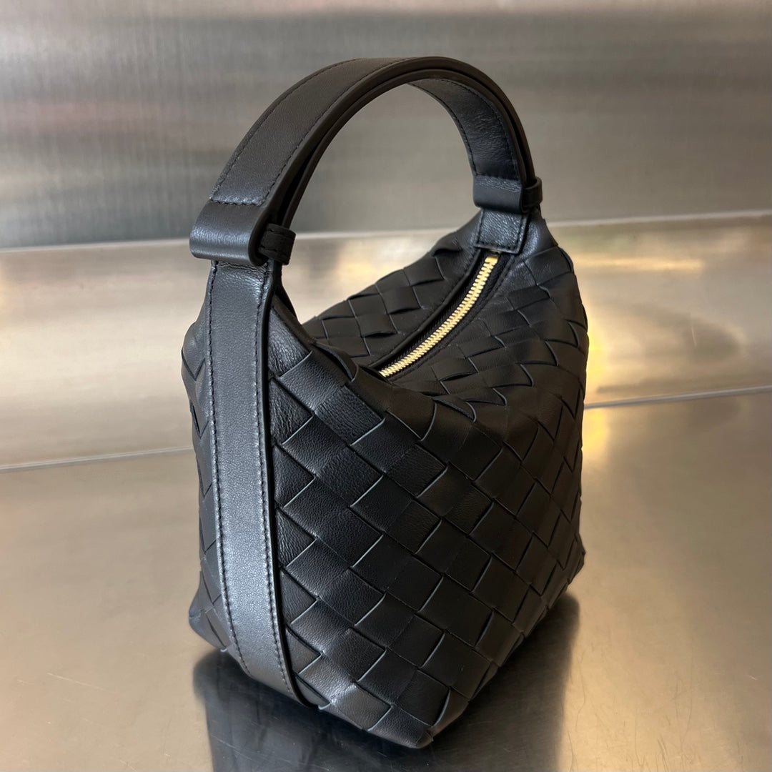 Candy Wallace 17 In Black Calfskin