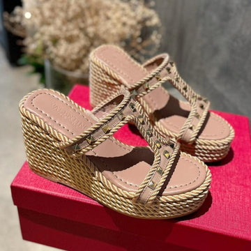 Rockstud Laminated Nappa Wedge Sandal 100 Mm Rose Brown