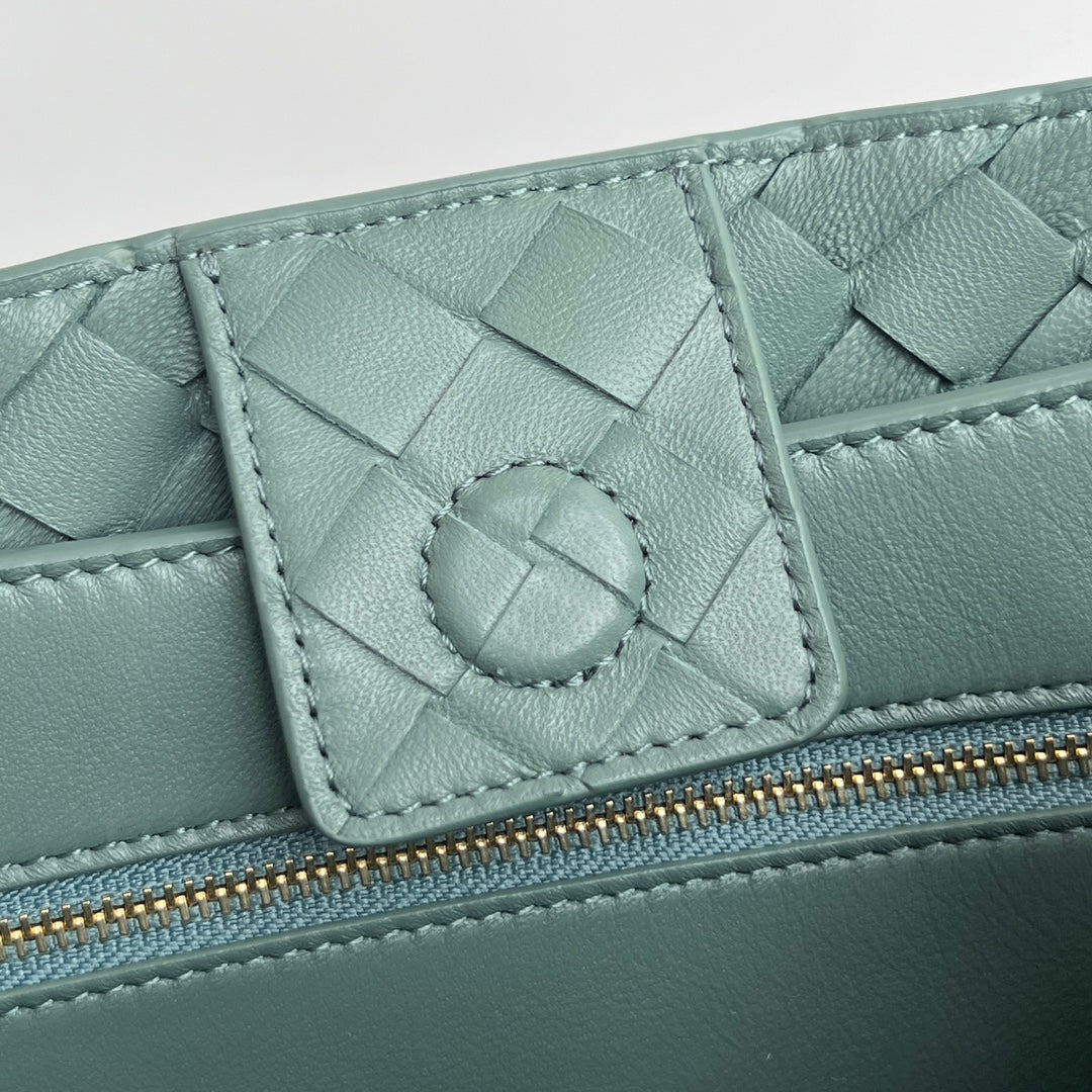 Bv Medium Andiamo 32 Cloud Blue Lambskin
