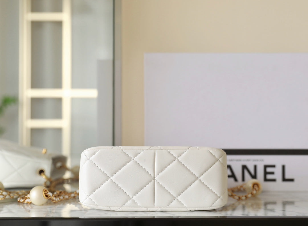 CC 24S Hobo Bag 19CM White Lambskin Pearl Ball