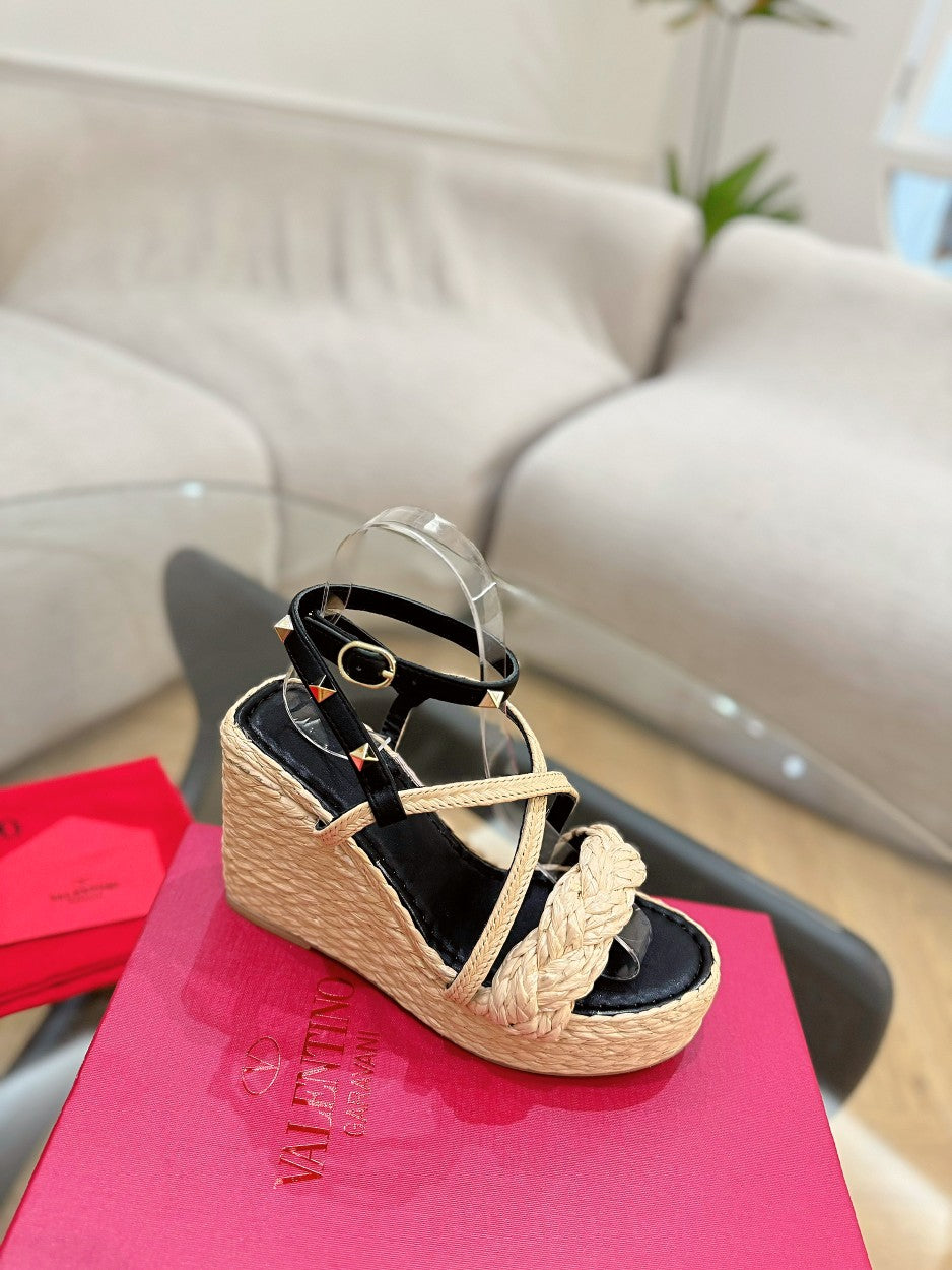 Garavani Rockstud Wedge Sandals In Black Calfskin And Beige Raffia