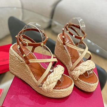 Garavani Rockstud Wedge Sandals In Bronze Brown Calfskin And Beige Raffia