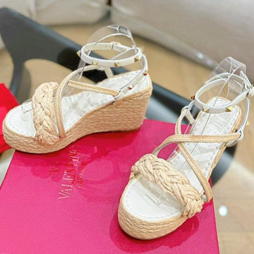 Garavani Rockstud Wedge Sandals In White Calfskin And Beige Raffia