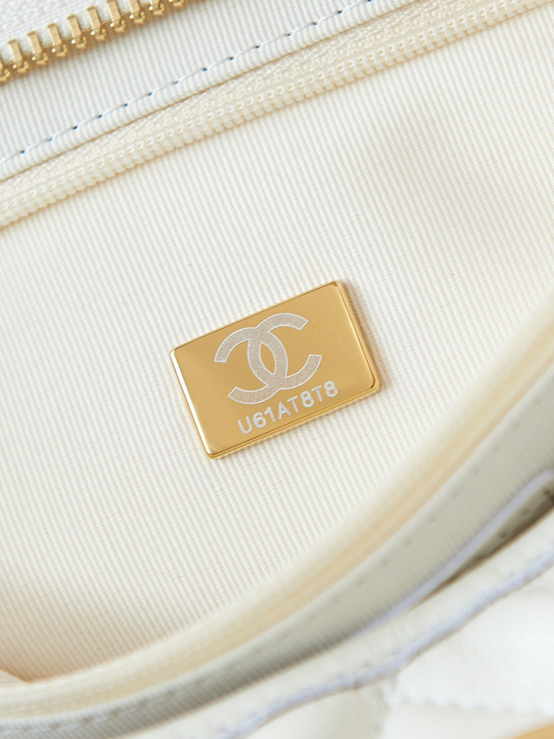 24A Hobo Bag 32CM White Calfskin Gold Hardware