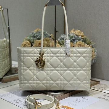 Medium 37 Toujours Bag In White Macrocannage Lambskin