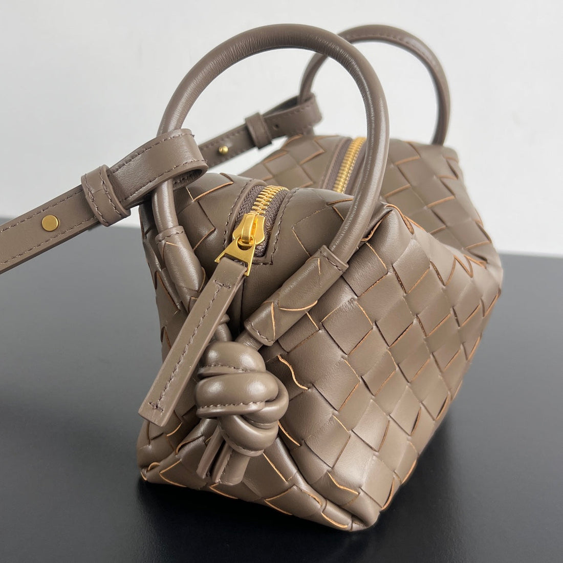 Bv Loop Top Handle 19CM Brown Lambskin