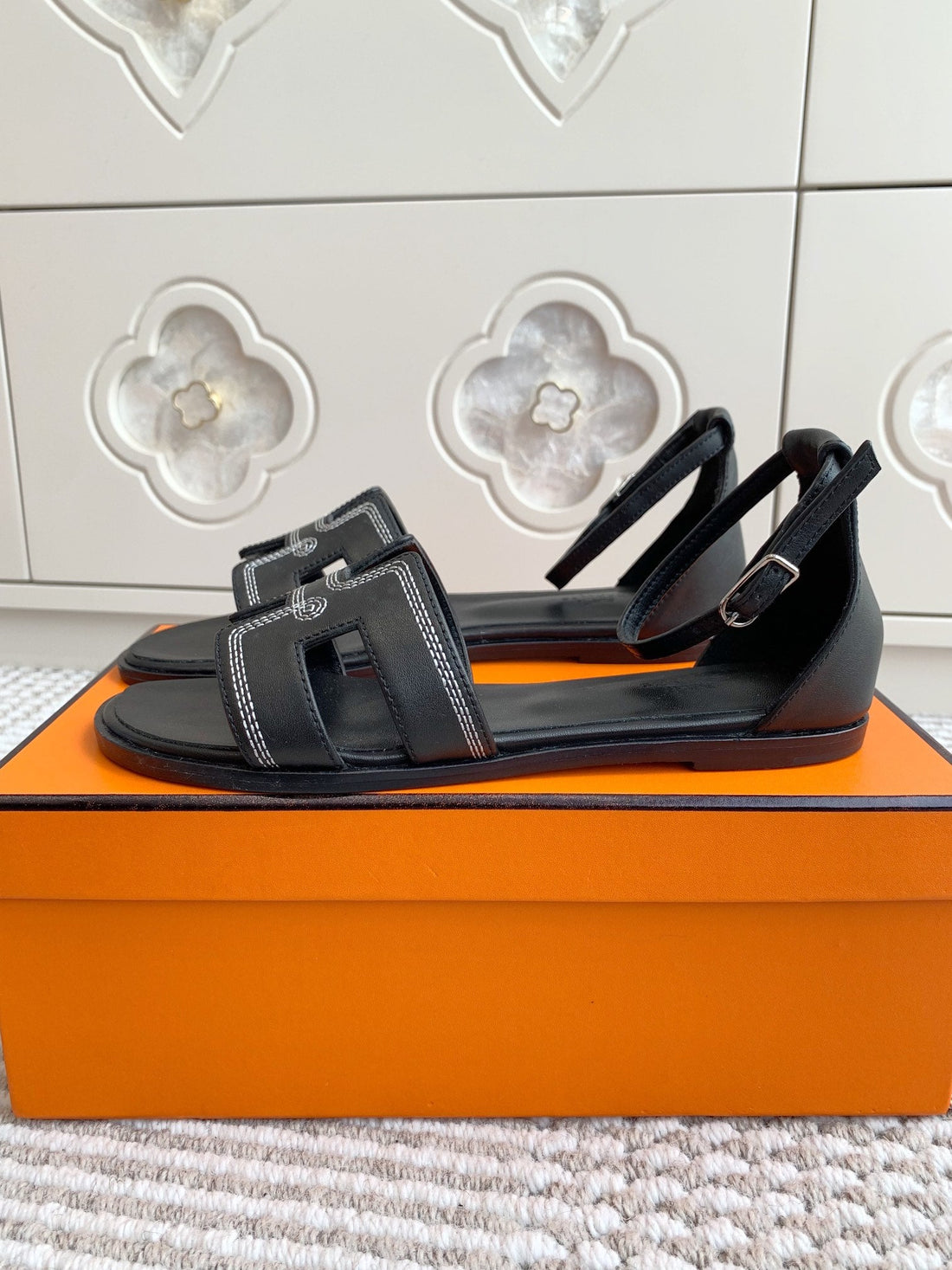 Hm 25 Santorini Black Calfskin White Embroidery Thread