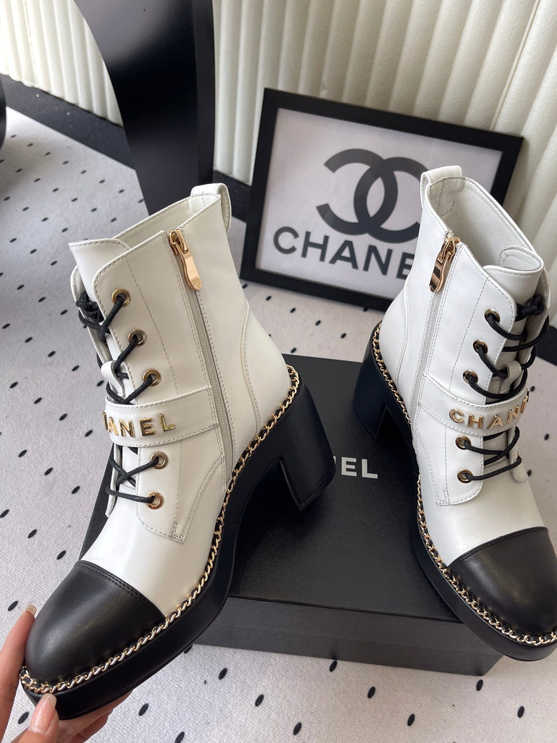 CC Buckle Ankel Boots With Chain 100MM White Black Sheepskin Ghw 432501