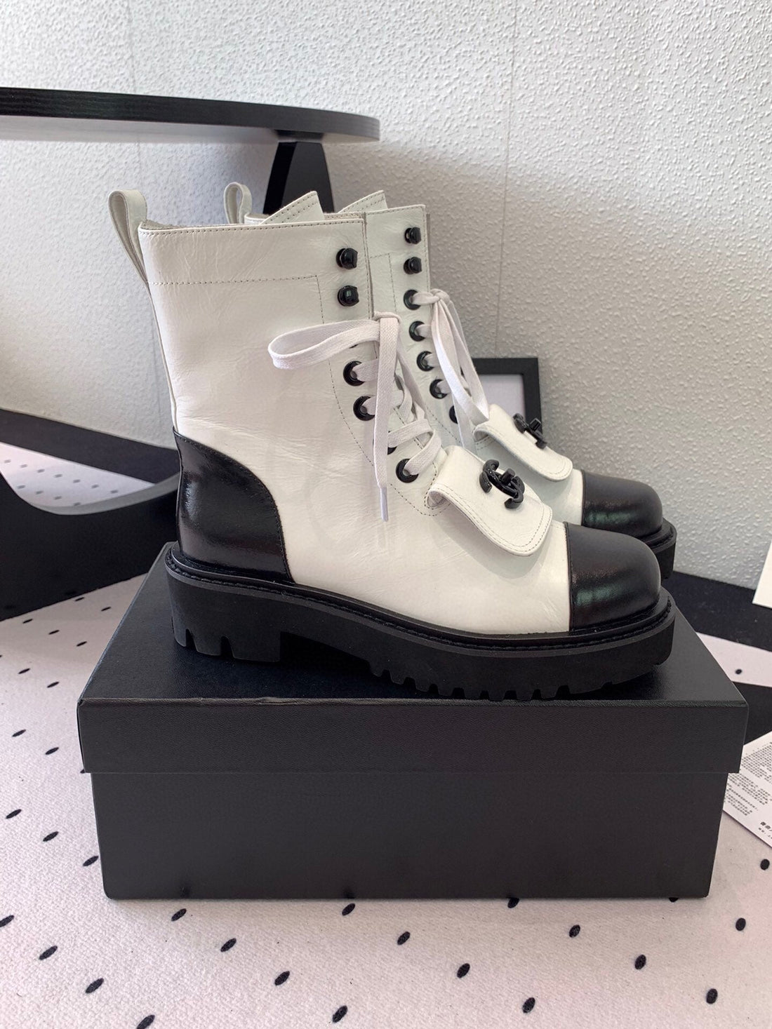 CC Split Toe Ankle Boot 40MM White Black Sheepskin Rubber 432518