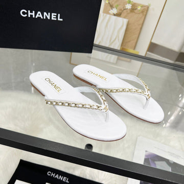 CC 26S Thong With Chain White Shiny Sheepskin 684865