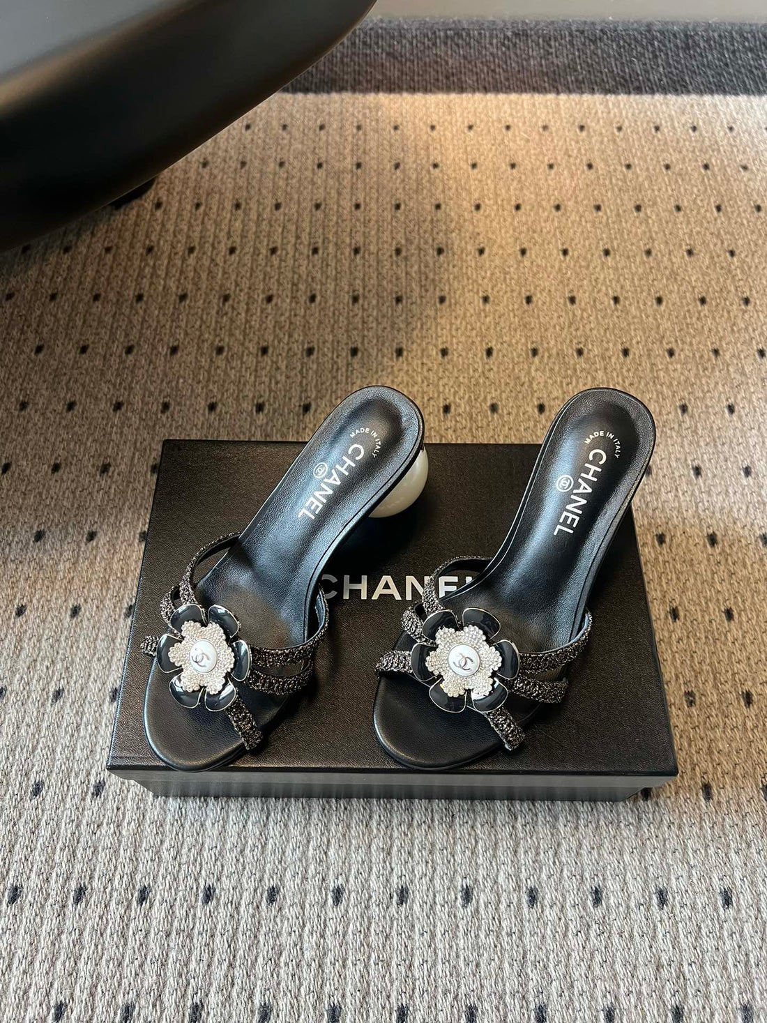 CC 2026S Pearl Camellia Sandals 7CM Black Cowhide 719455