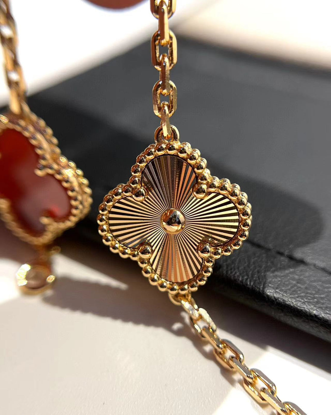 Clover Bracelet 5 Motifs Carnelian Pink Gold