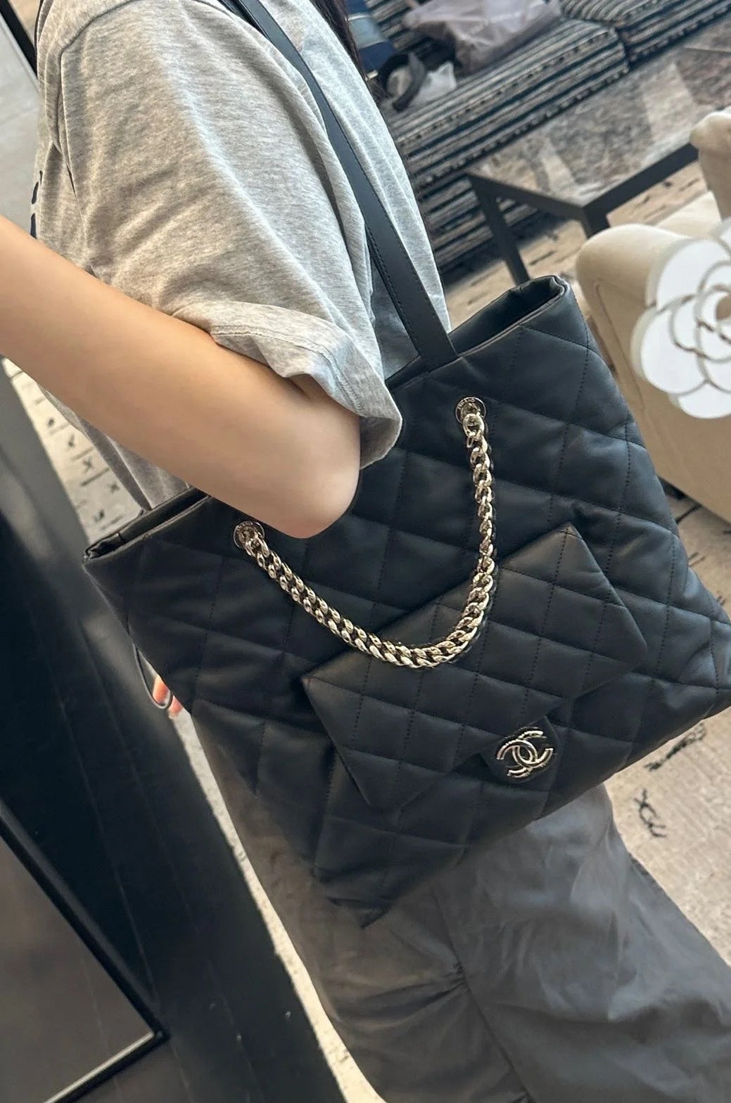 CC 19 Tote 33CM Black Lambskin Gold Hardware