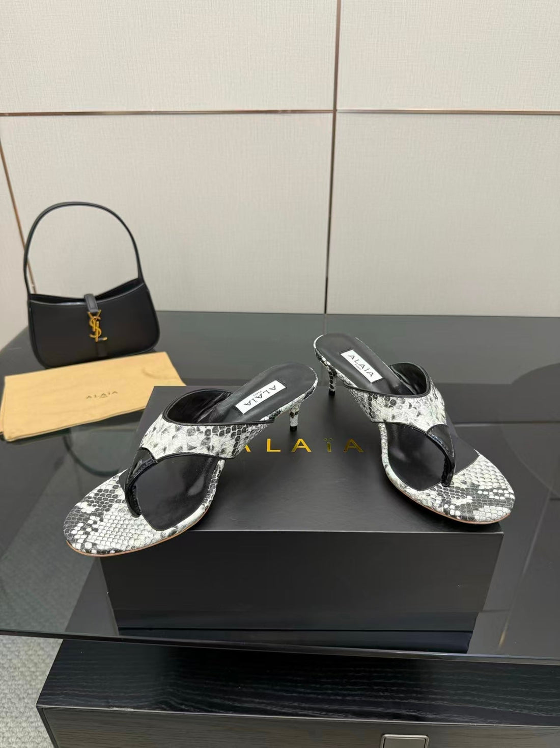 Alaïa Infradito Thong Sandals 55 Black White In Snakeskin Pattern Combined With Mirror Finish