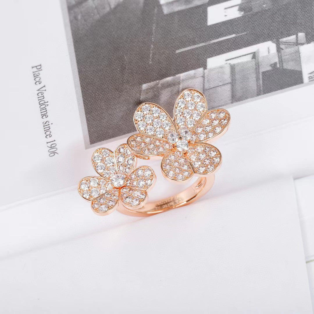 Frivole Diamond Between Ring