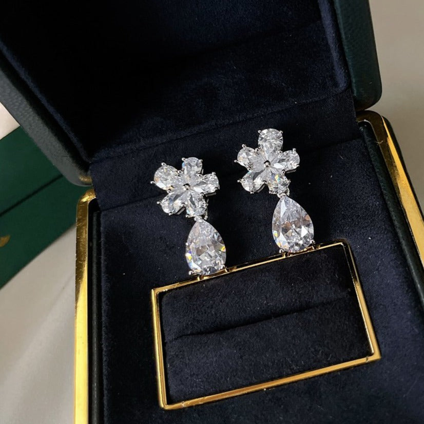 Gra Irregula Flowers Water Drops Silver Diamond Earrings