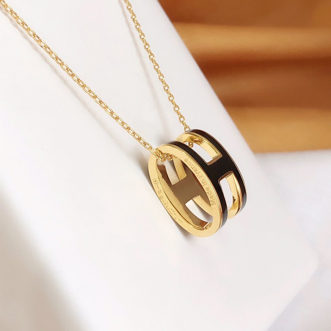 Hm Clic Black Enamel Gold Necklace