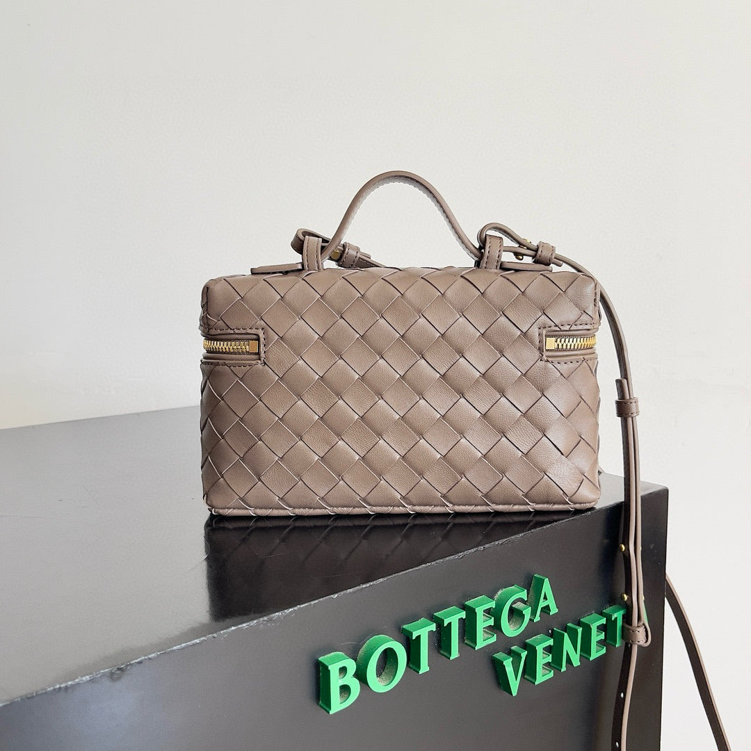 Bang Bang 22 Vanity Case In Limestone Calfskin