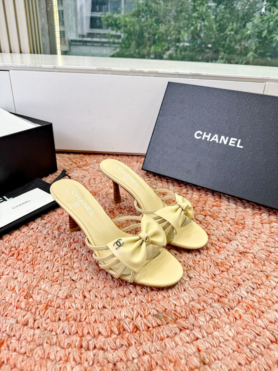 CC 26S Bow Heels Sandals Beige Sheepskin 703673