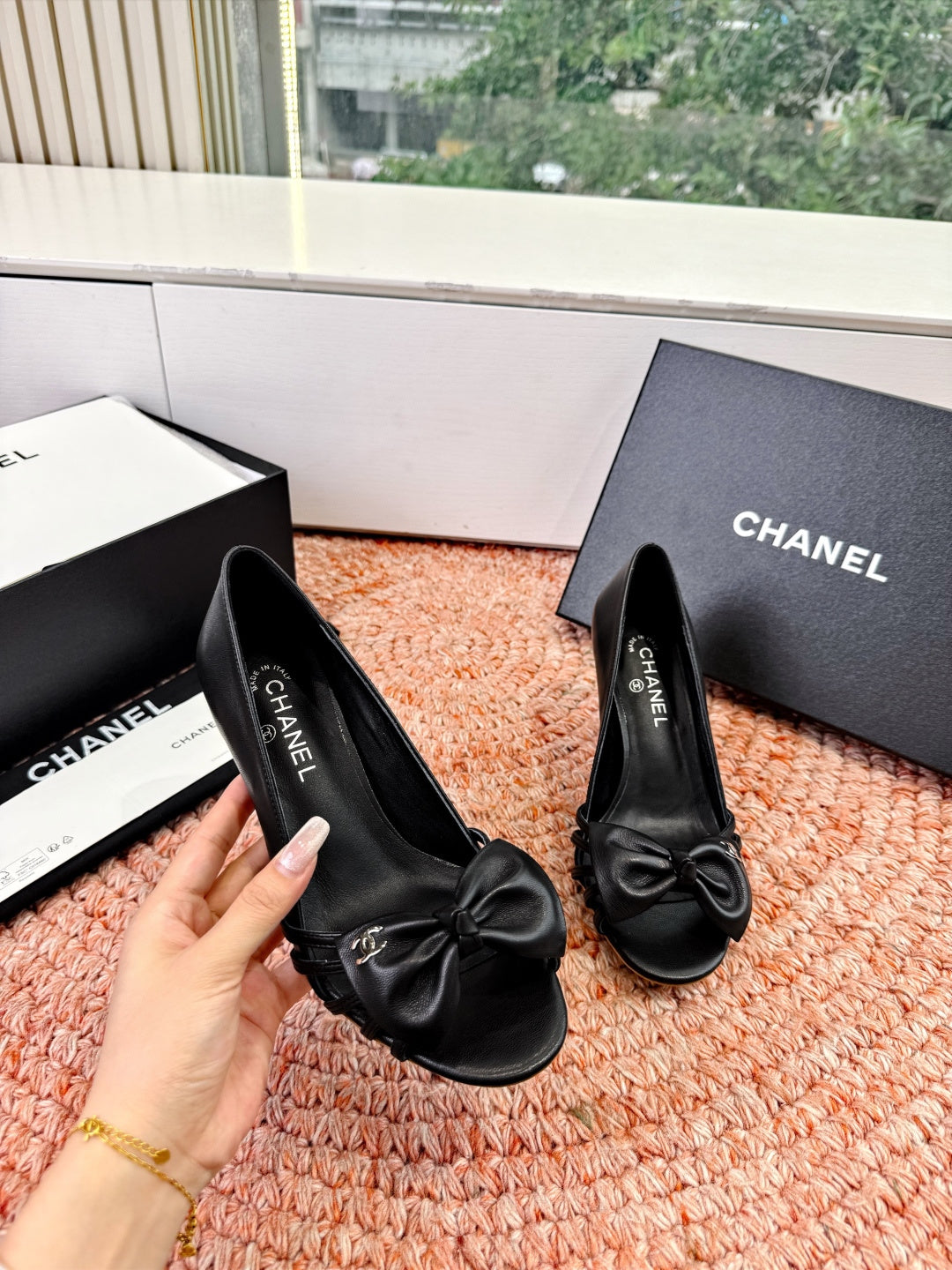 CC 26S Bow High Heels Black Sheepskin 703675