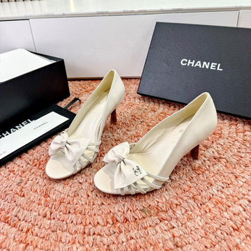 CC 26S Bow Heels Sandals White Sheepskin 703676