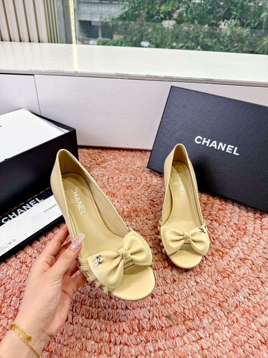 CC 26S Bow Heels Sandals Beige Sheepskin 703678