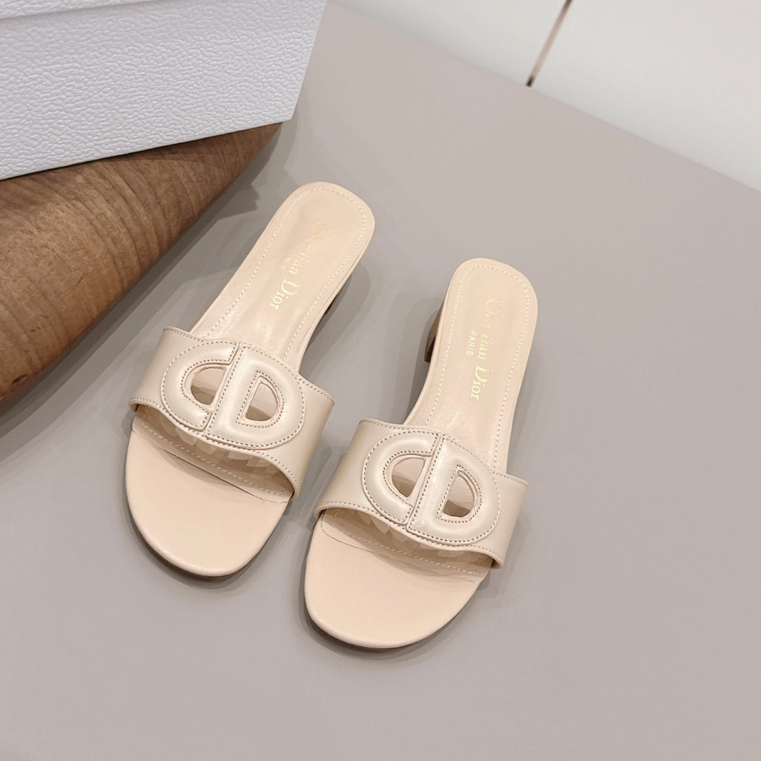 CD 26S Round-Toe Sandals 4.5cm Beige Calfskin 738235
