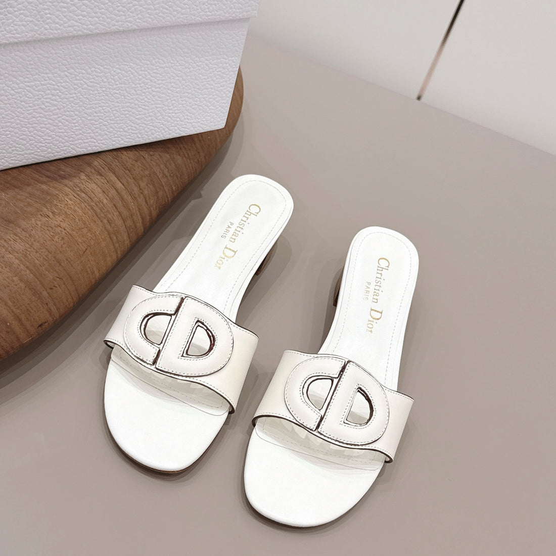 CD 26S Round-Toe Sandals 4.5cm White Calfskin 738236