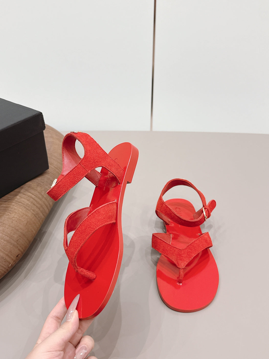 CC 26S Round-Toe Flip-Flops Red Suede 738036