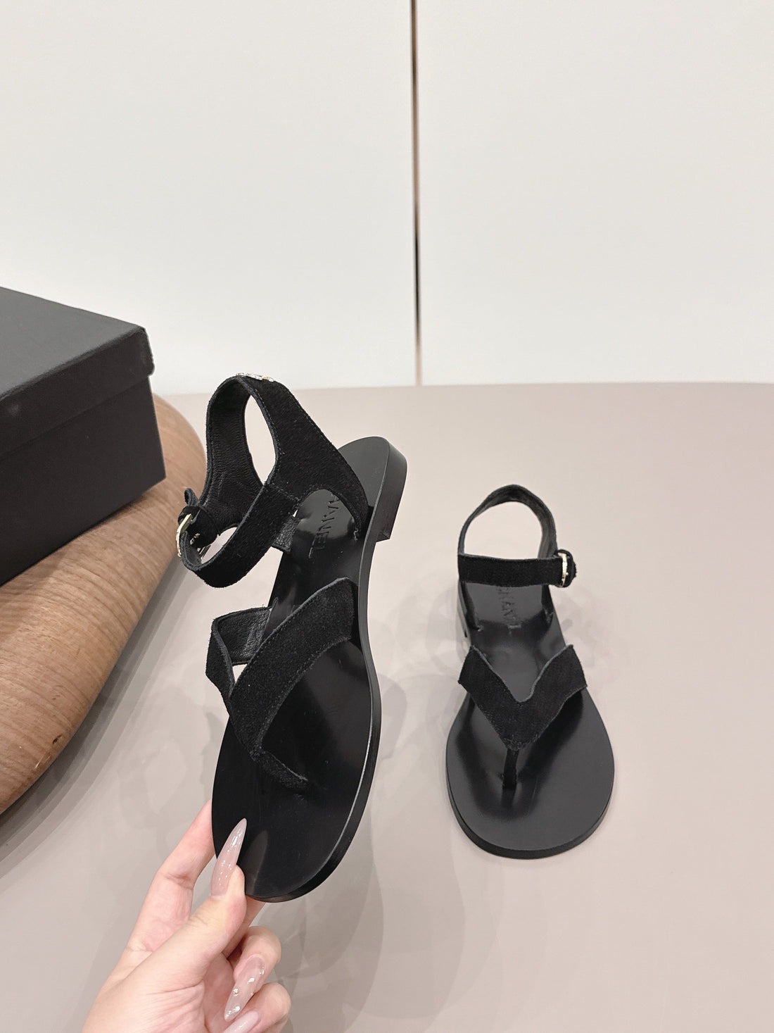 CC 26S Round-Toe Flip-Flops Black Suede 738035