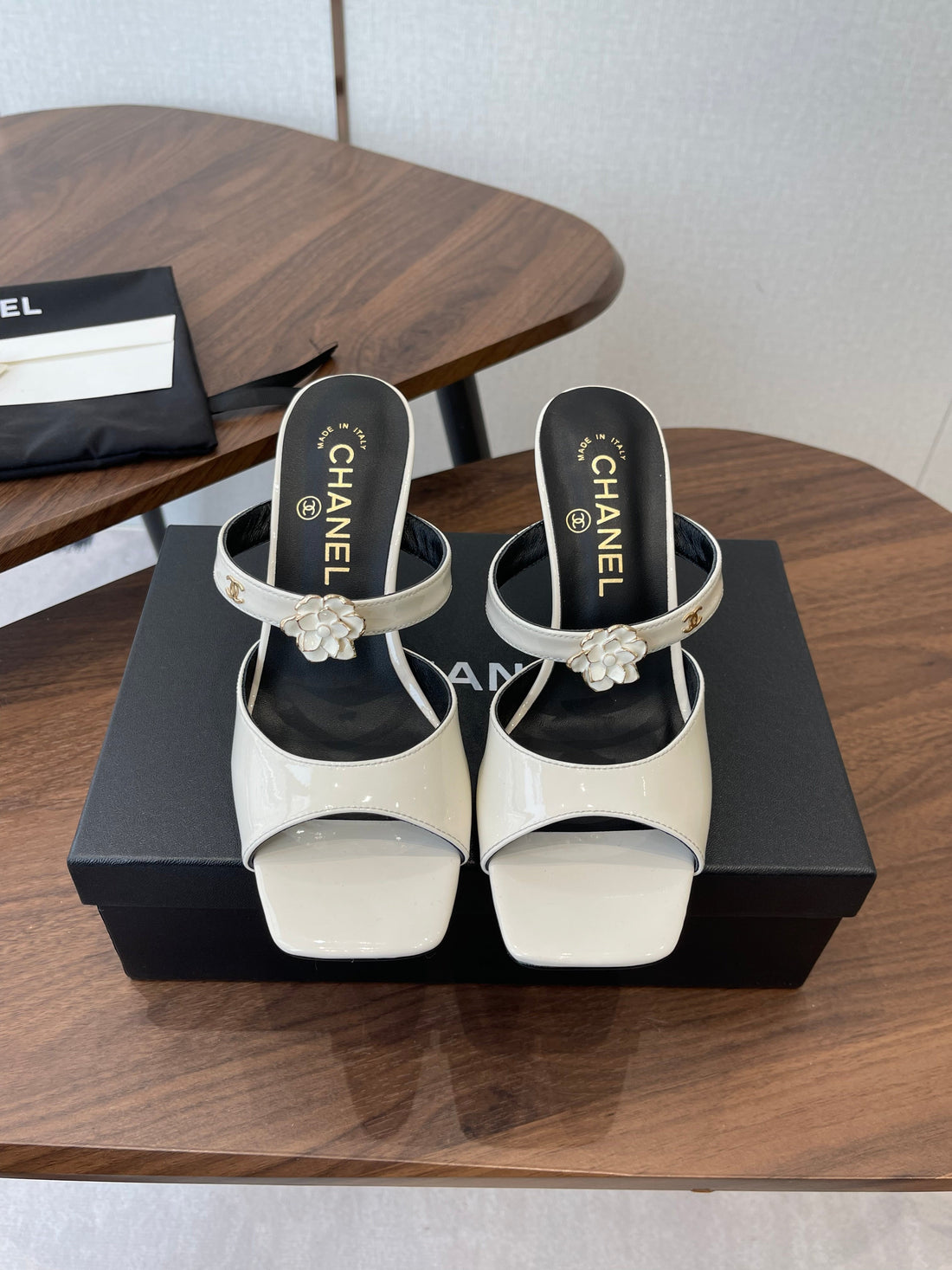 CC 26S Camellia Sandals 8CM White Patent Leather 624224