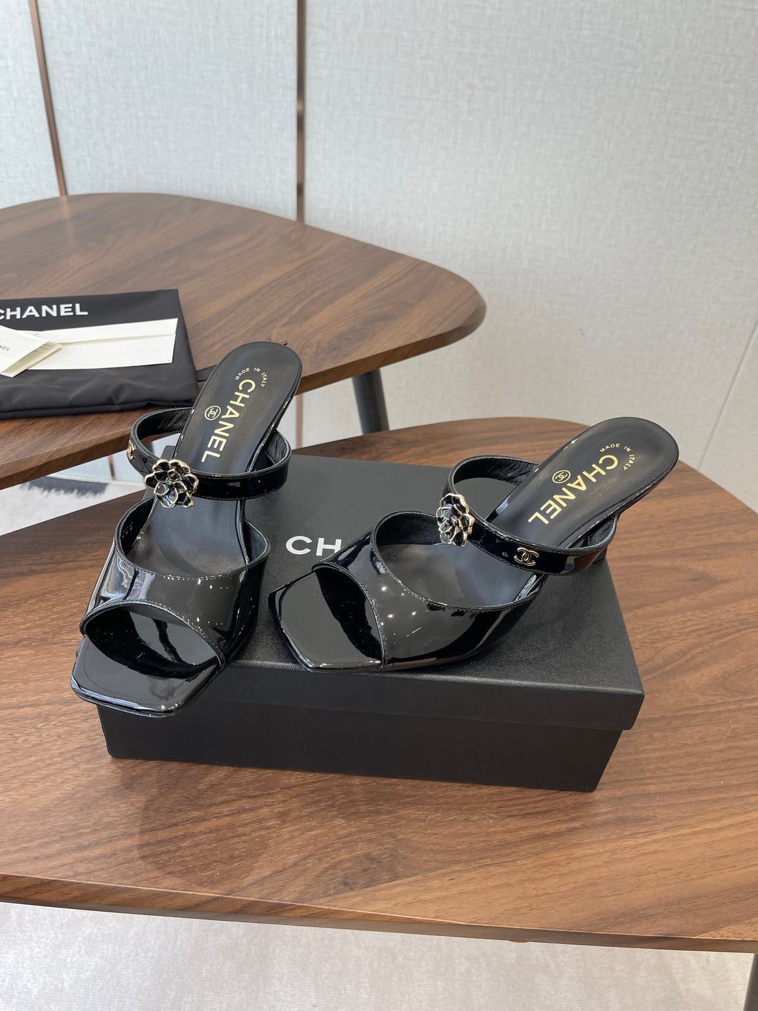 CC 26S Camellia Sandals 8CM Black Patent Leather 624226