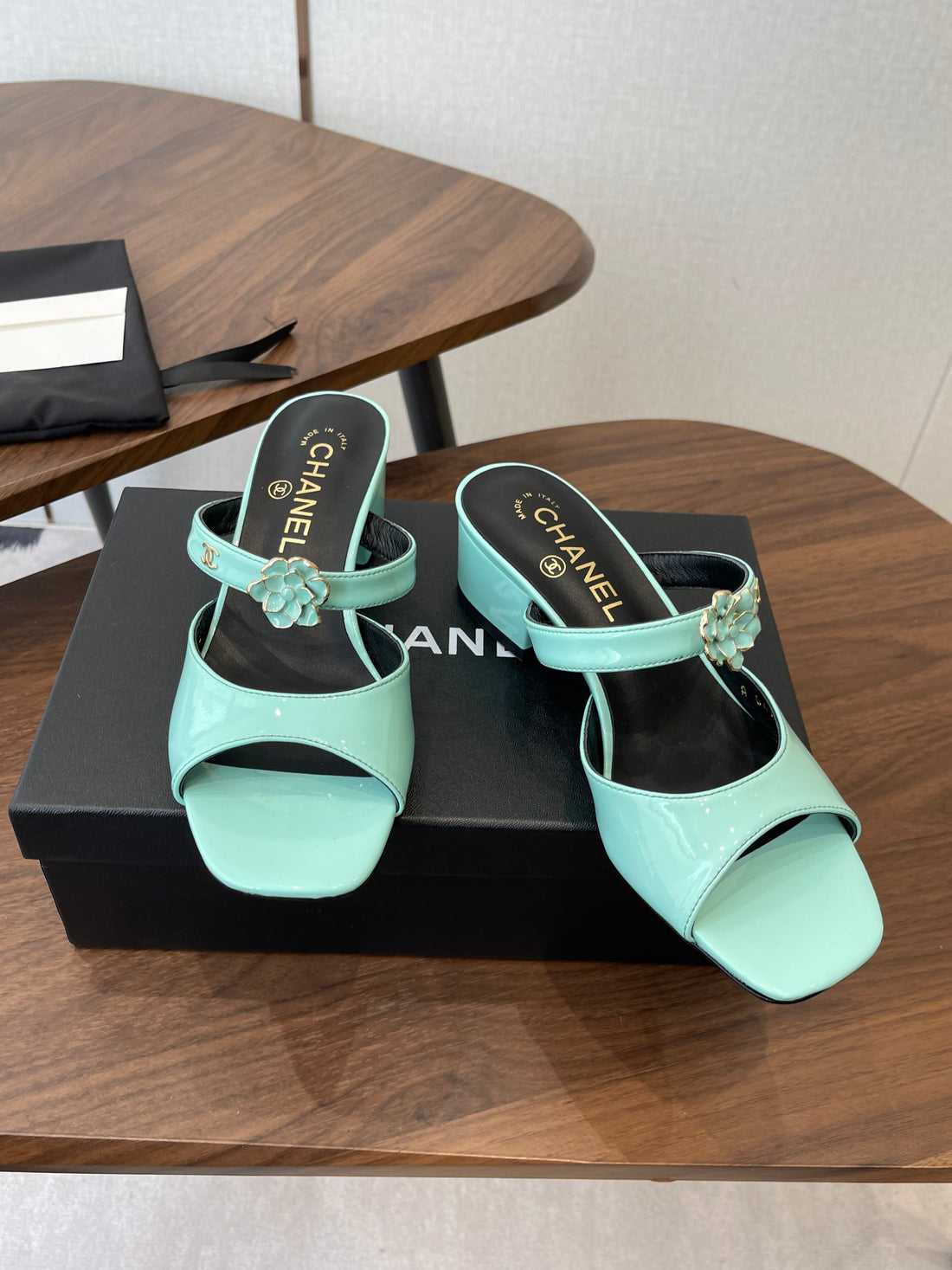 CC 26S Camellia Sandals 4.5cm Light Blue Patent Leather 624227