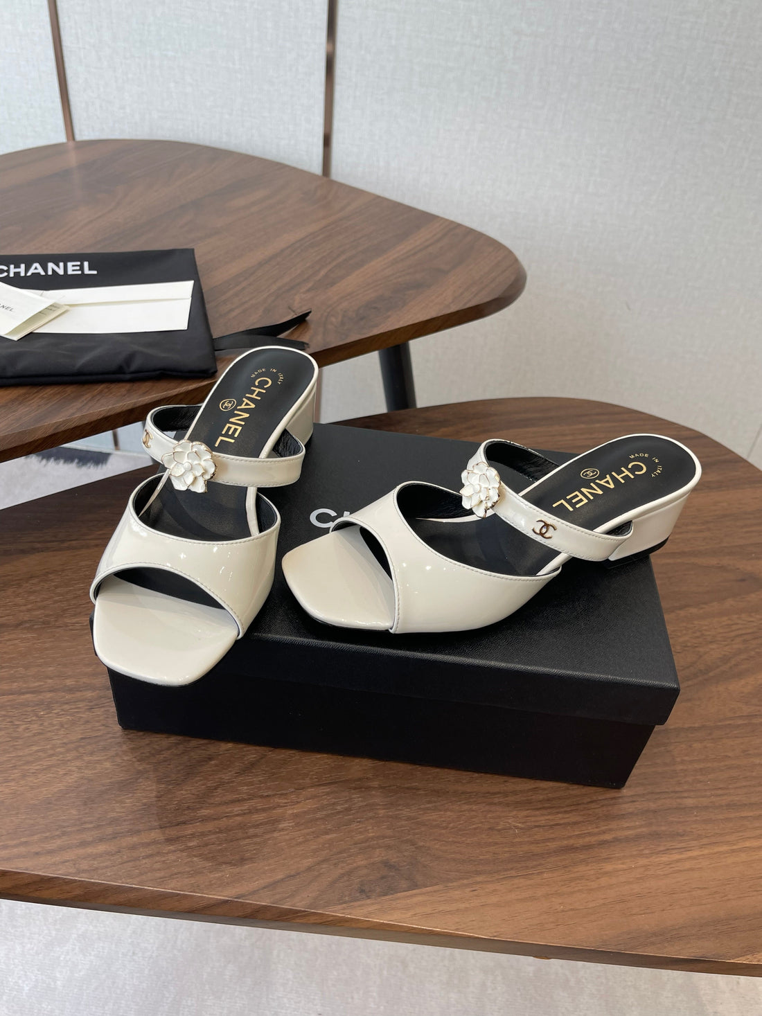 CC 26S Camellia Sandals 4.5cm White Patent Leather 624229
