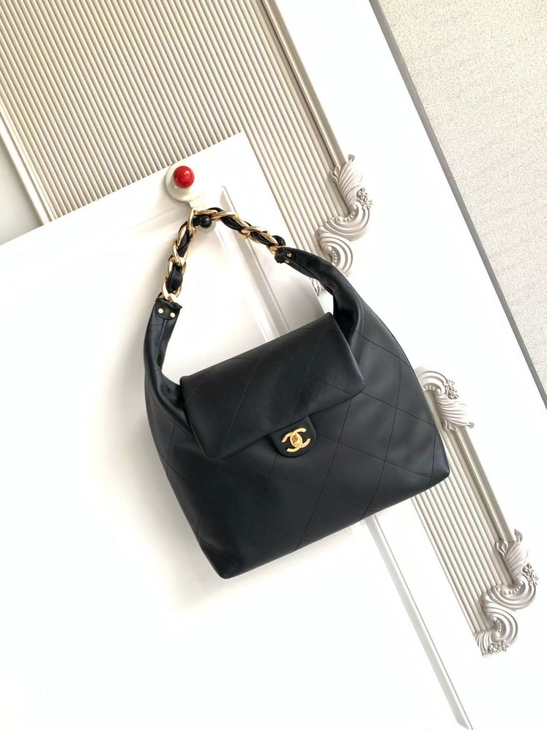 CC 2025 Bag 28CM Black Gold Calfskin