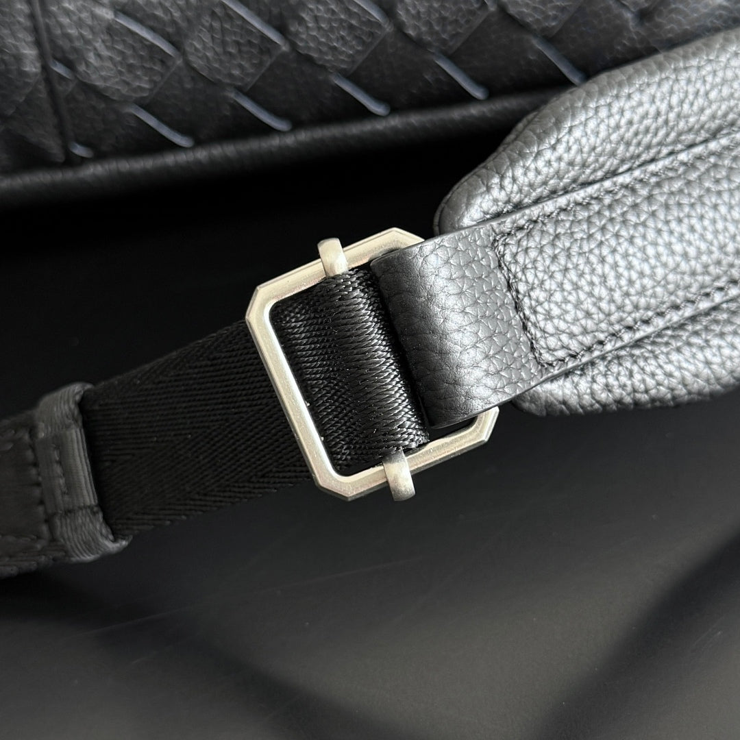 Bv 25 Backpack Black Intrecciato Grained Leather