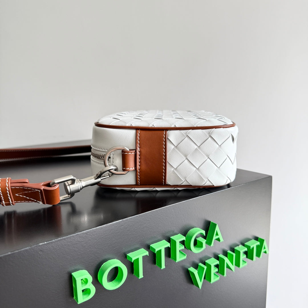 Bv 25 Small Intrecciato Camera Bag 24.5cm White Cowhide Hw