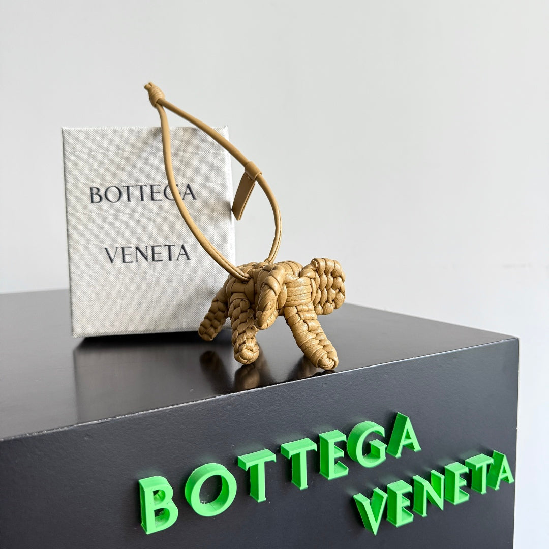 Bv 25 Elephant Charm Beige Leather