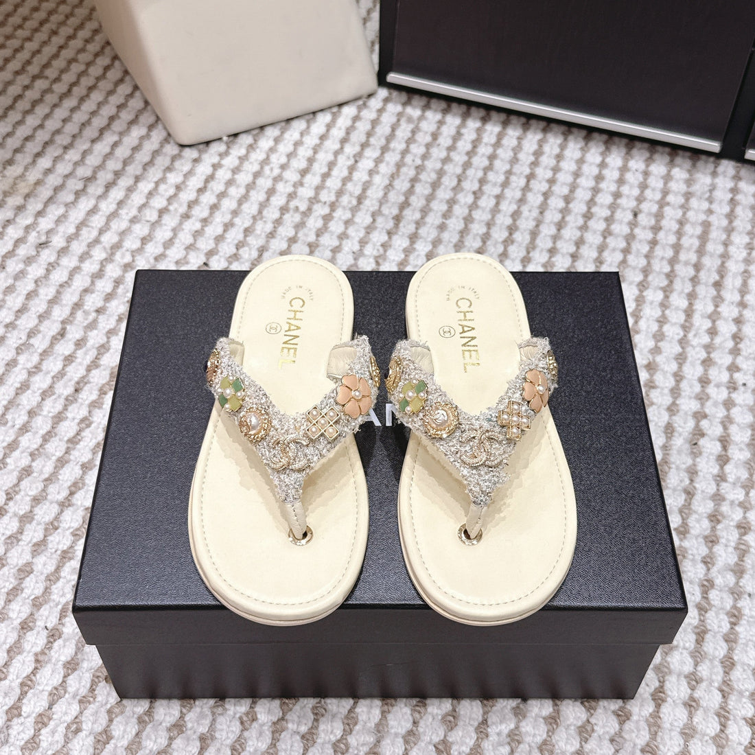 CC 26S Flip-Flop Beige With Multicolor Tweed Sheepskin 632365