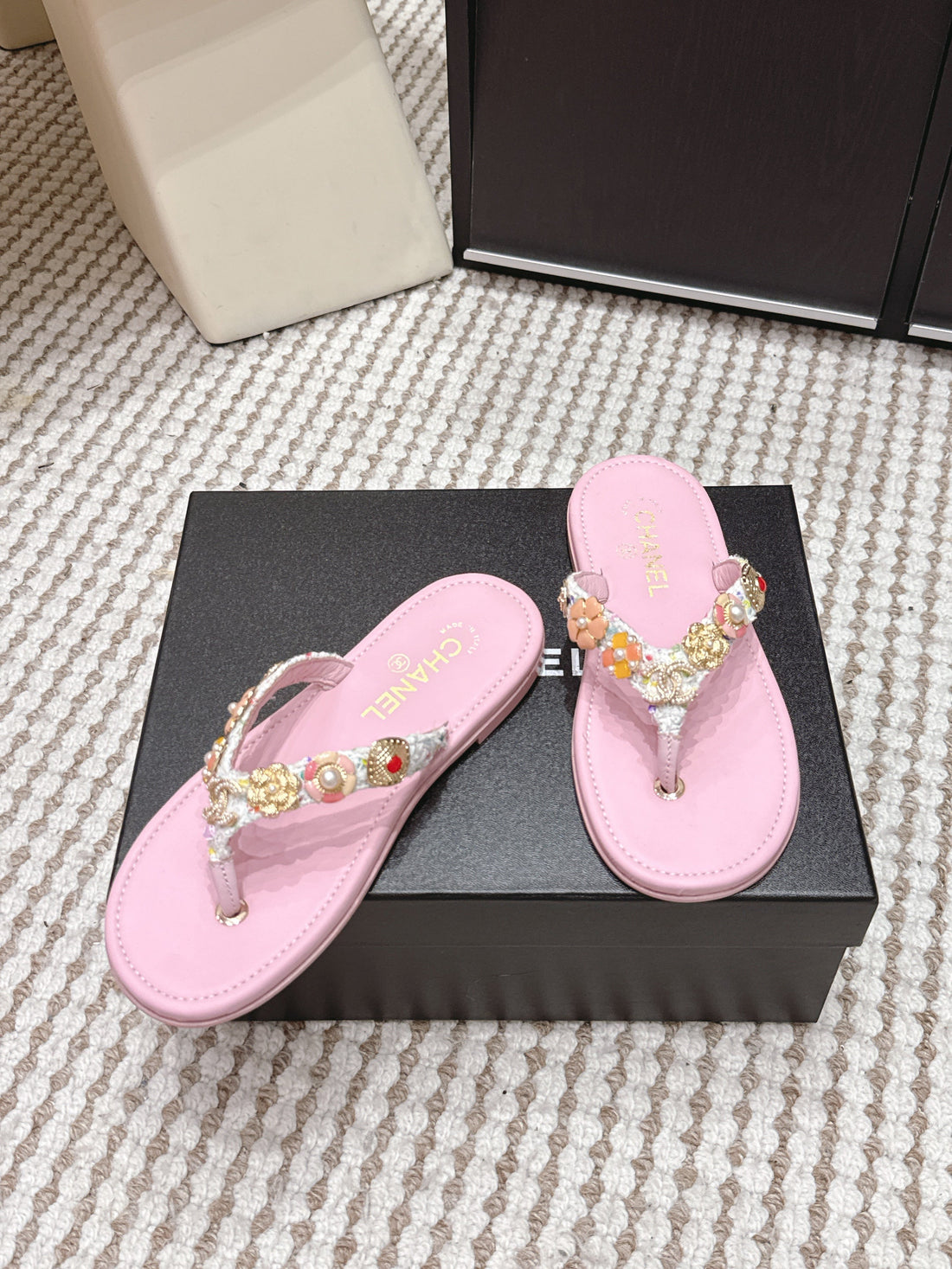 CC 26S Flip-Flops Witch Charm Pink Tweed Sheepskin 632367