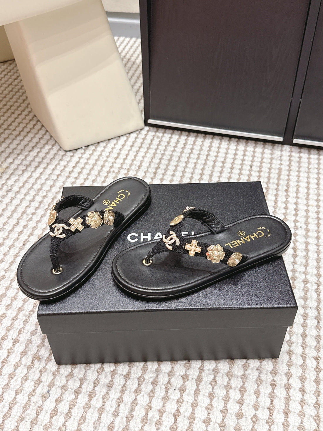 CC 26S Flip-Flops Witch Charm Black Tweed Sheepskin 632369
