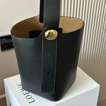 Loe Medium 25 Pebble Bucket In Black Mellow Calfskin