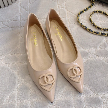 Flat Pump 2 Cm In Beige Cream Patent Calfskin