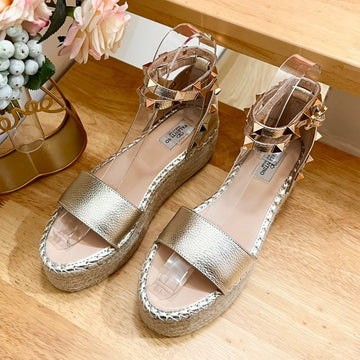 Rockstud Flatform Sandal In Light Gold Calfskin