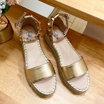 Rockstud Flatform Sandal In Gold Calfskin