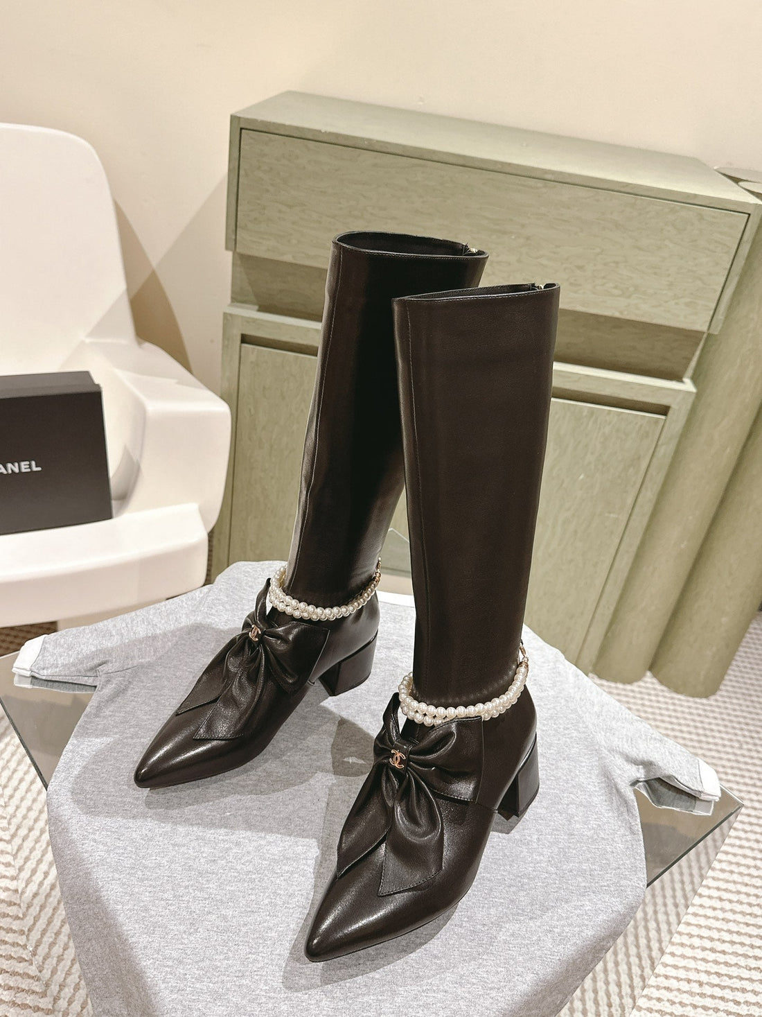 CC 24A Pearl Bow Knee-High Boots 65MM Black Sheepskin 447462