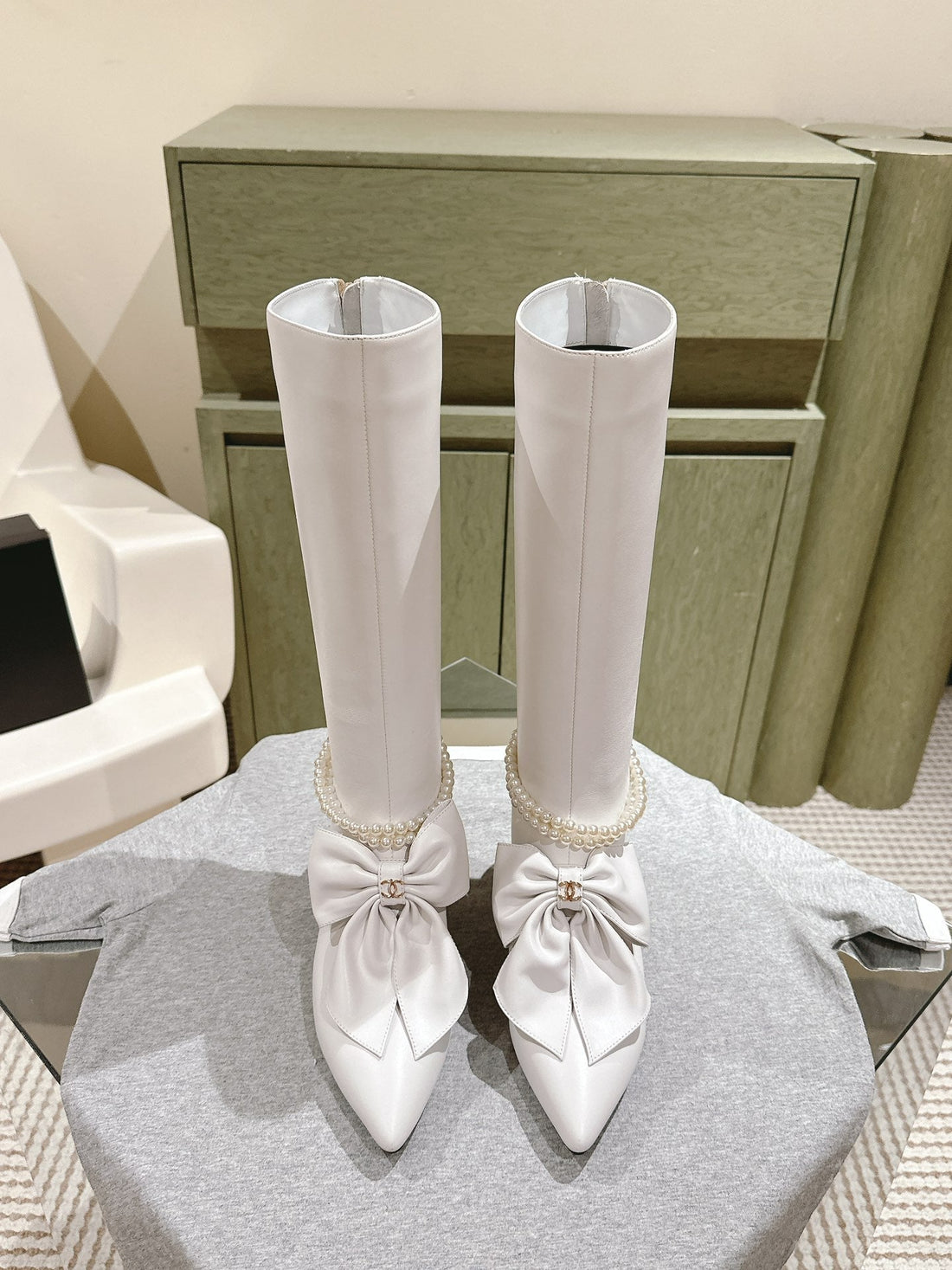 CC 24A Pearl Bow Knee-High Boots 65MM White Sheepskin 447464