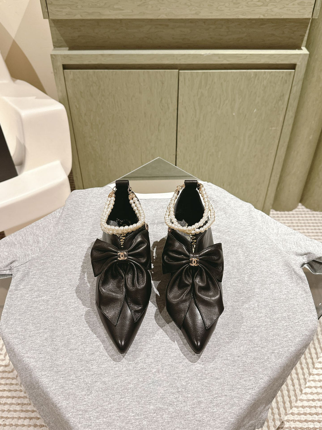 CC 24A Pearl Bow Slingbacks 65MM Black Sheepskin 447465