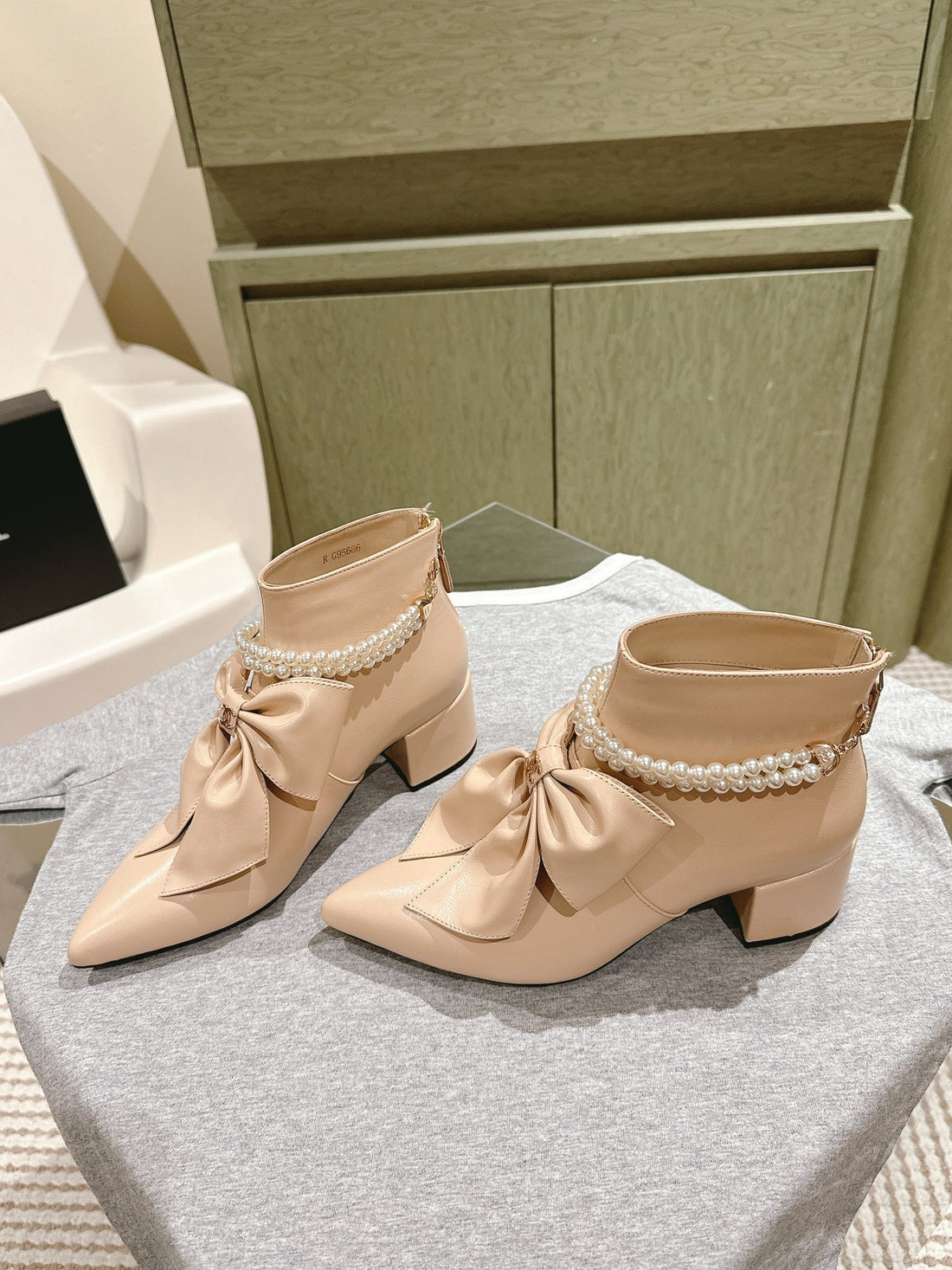 CC 24A Pearl Bow Ankle Boots 65MM Beige Sheepskin 447469