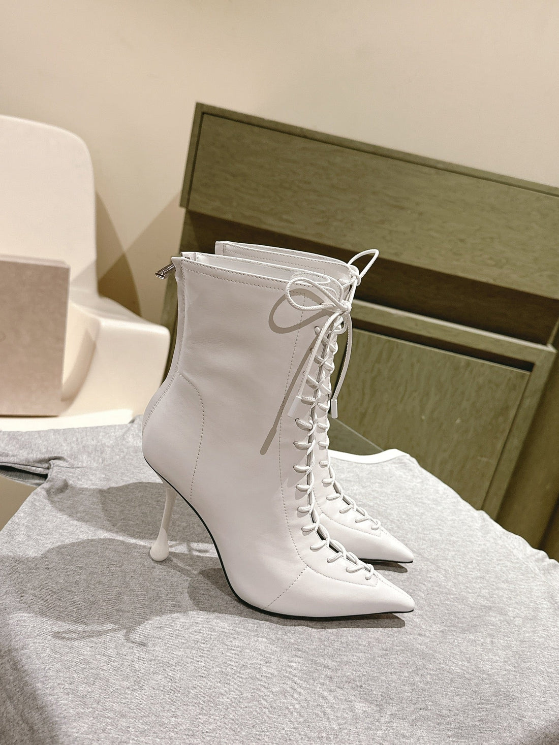 Jimmy Scarlett Ankle Boot 90MM In White Lambskin 813455